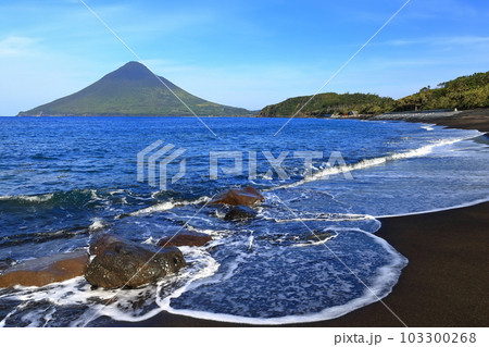 【鹿児島県】薩摩の長崎鼻から見た開聞岳(薩摩富士) 【鹿児島県】薩摩の長崎鼻から見た開聞岳(薩摩富士) 103300268