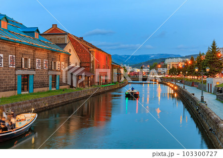 北海道 小樽市 小樽運河と倉庫群の夜景 北海道 小樽市 小樽運河と倉庫群の夜景 103300727