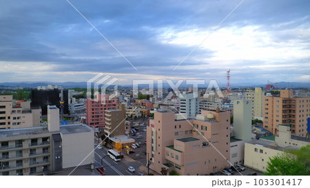 旭川市の町並み1（曇天） 103301417