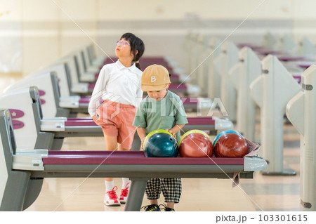 ボウリング場で遊ぶ子供たち ボウリング場で遊ぶ子供たち 103301615