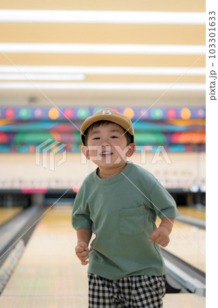 ボウリング場で遊ぶ子供たち ボウリング場で遊ぶ子供たち 103301633