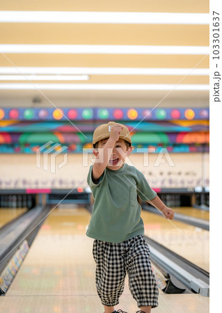 ボウリング場で遊ぶ子供たち ボウリング場で遊ぶ子供たち 103301637
