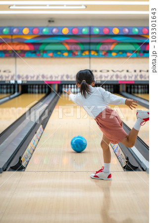 ボウリング場で遊ぶ子供たち ボウリング場で遊ぶ子供たち 103301643