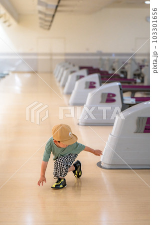 ボウリング場で遊ぶ子供たち ボウリング場で遊ぶ子供たち 103301656