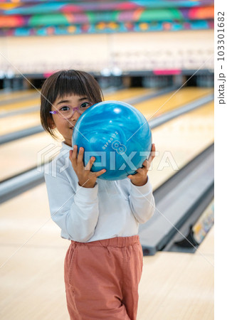 ボウリング場で遊ぶ子供たち 103301682