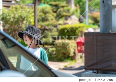 近所の様子をうかがう主婦　ご近所トラブル 103301706