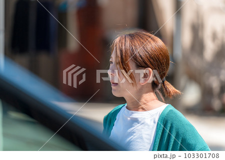 近所の主婦 近所の様子をうかがう主婦 ご近所トラブルの写真素材 [103301708] - PIXTA