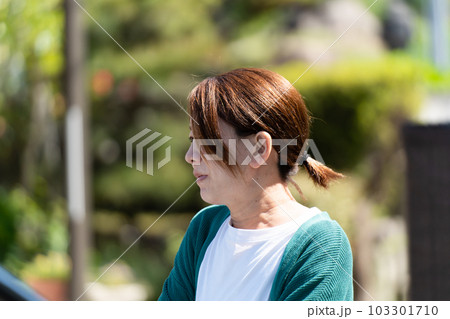 近所の様子をうかがう主婦　ご近所トラブル 103301710