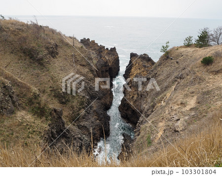 能登半島、義経の舟隠しにつながる海辺の散策路 103301804