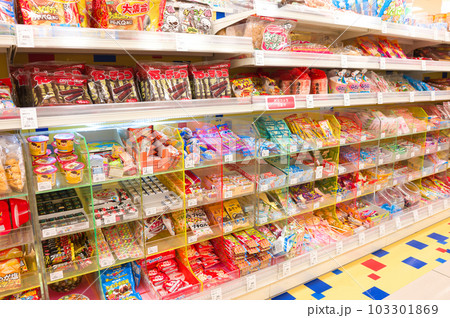 5月・家族でスーパーマーケットに買い物へ、物価上昇で食料品が値上がりのため節約する主婦 103301869