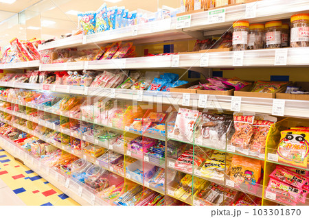 5月・家族でスーパーマーケットに買い物へ、物価上昇で食料品が値上がりのため節約する主婦 103301870