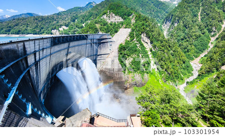初夏の黒部ダム 103301954