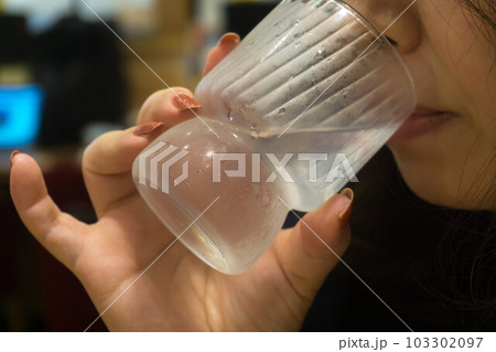 酒を飲む女性 酒を飲む女性 103302097