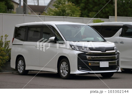 白いミニバン 103302144