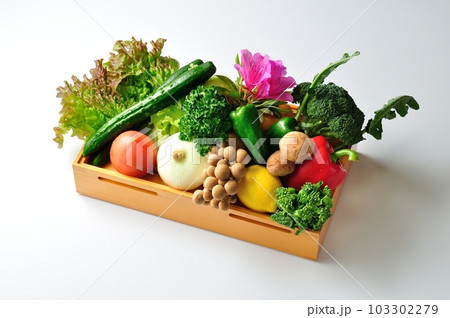 新鮮な野菜盛り合わせ 食材 籠盛りの写真素材 [103302279] - PIXTA