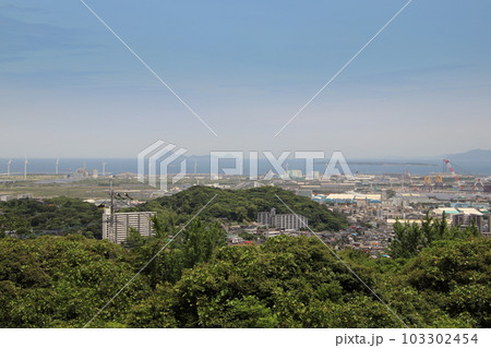 北九州市の高塔山展望台から見た響灘臨海工業団地 103302454