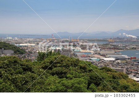 北九州市の高塔山展望台から見た響灘臨海工業団地 北九州市の高塔山展望台から見た響灘臨海工業団地 103302455