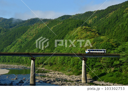 四万十川に架かる橋梁を渡る『鉄道ホビートレイン』 四万十川に架かる橋梁を渡る『鉄道ホビートレイン』 103302753