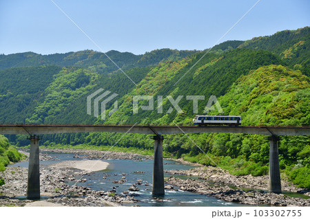 四万十川に架かる橋梁を渡る『鉄道ホビートレイン』 四万十川に架かる橋梁を渡る『鉄道ホビートレイン』 103302755