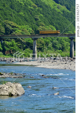 四万十川に架かる橋梁を渡る列車 103302757