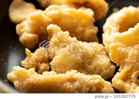 鶏皮の唐揚げをフライパンで温め直す。 鶏皮の唐揚げをフライパンで温め直す。 103302770