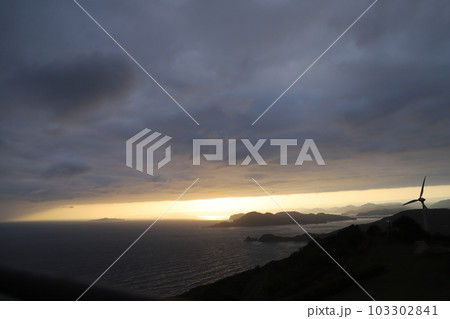 風力発電所　千畳敷の日の出　SDGs自然エネルギー  山口県長門市日置中 103302841