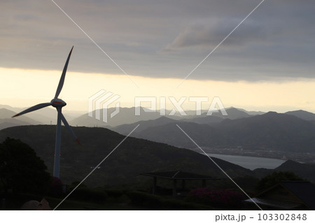 風力発電所　千畳敷の日の出　SDGs自然エネルギー  山口県長門市日置中 103302848