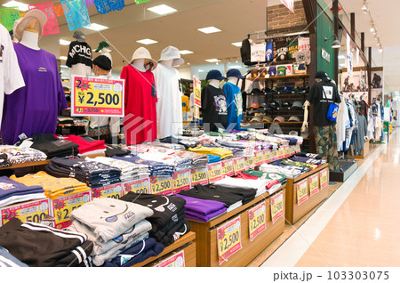 5月・ショッピングセンター内のお洒落な洋服屋さん 103303075