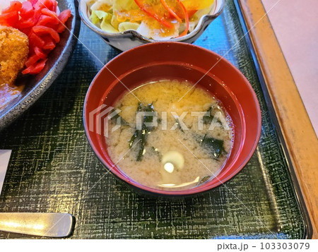 定食の味噌汁 定食の味噌汁 103303079