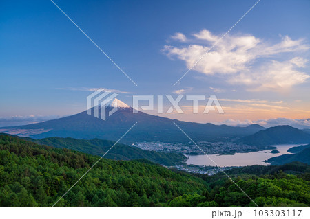 【山梨県】新緑の御坂道から初夏に雪化粧した富士山 103303117