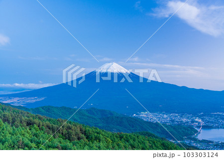 【山梨県】新緑の御坂道から初夏に雪化粧した富士山 【山梨県】新緑の御坂道から初夏に雪化粧した富士山 103303124