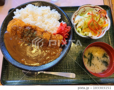 定番のカツカレー定食 定番のカツカレー定食 103303151