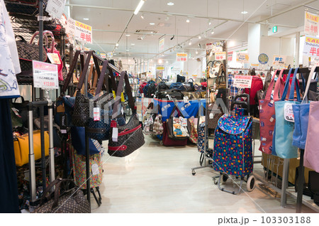 5月・ショッピングセンター内のお洒落なかばん屋さん 103303188