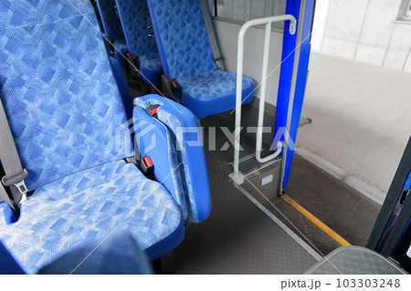 マイクロバスの車内 マイクロバスの車内 103303248