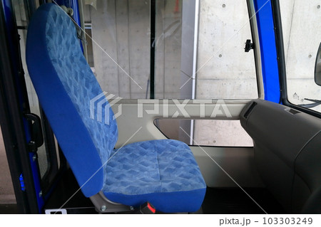 マイクロバスの車内 103303249