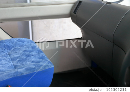 マイクロバスの車内 103303251