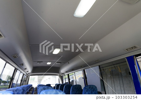 マイクロバスの車内 103303254