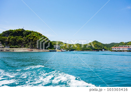和歌山県・南紀勝浦町の勝浦港を海上から望む 103303416