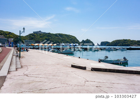 和歌山県・南紀勝浦町の勝浦港の風景 和歌山県・南紀勝浦町の勝浦港の風景 103303427