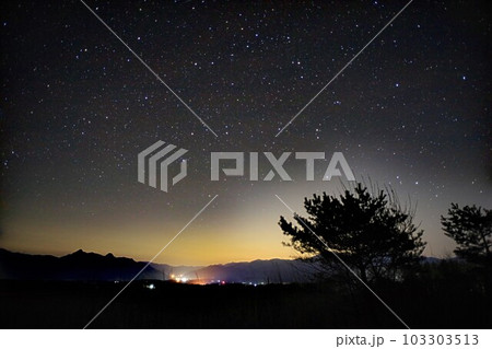 清里の星空/清里の開拓記念碑のところからの夜景と星空 103303513