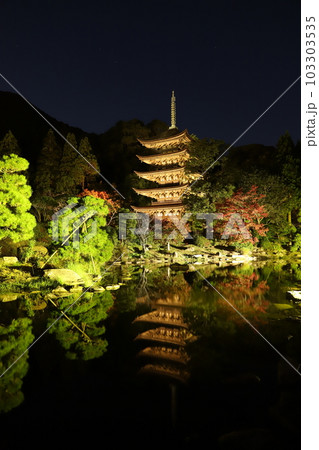 輝く瑠璃光寺 光に包まれる五重塔 輝く瑠璃光寺 光に包まれる五重塔 103303535