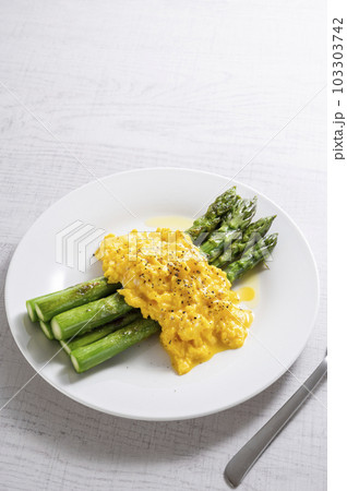 グリーンアスパラガスのスクランブルエッグ添え 103303742