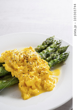 グリーンアスパラガスのスクランブルエッグ添え グリーンアスパラガスのスクランブルエッグ添え 103303744