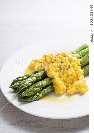 グリーンアスパラガスのスクランブルエッグ添え 103303844
