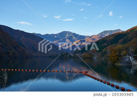 山梨県山梨市三富　紅葉の広瀬湖と木賊山 103303985