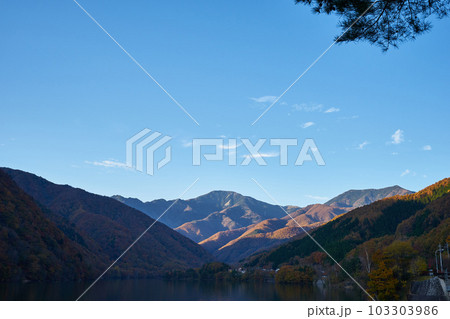 山梨県山梨市三富　紅葉の広瀬湖と木賊山 103303986