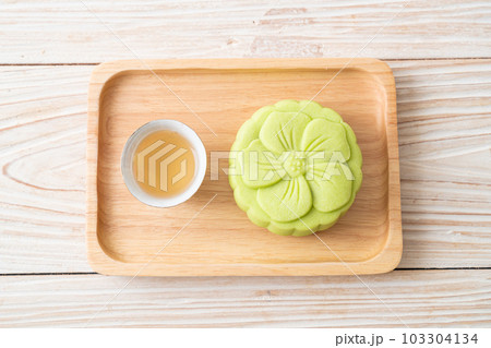 Chinese moon cake green tea flavour 103304134