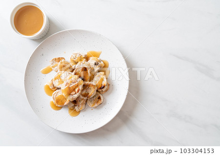 Grills Banana with Caramel Sauce 103304153