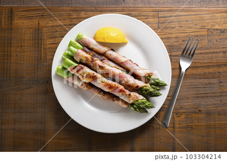 グリーンアスパラガスのベーコン巻き 103304214