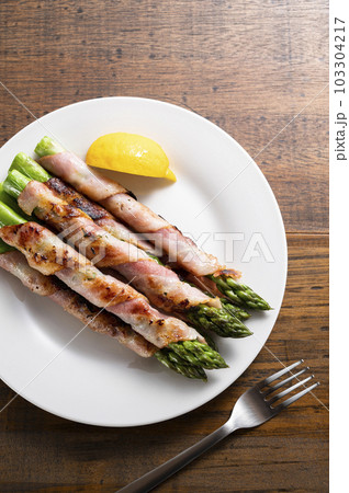 グリーンアスパラガスのベーコン巻き グリーンアスパラガスのベーコン巻き 103304217